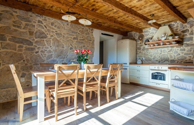 Gorgeous Villa With Private Swimming Pool and Covered Terrace - Photo 18