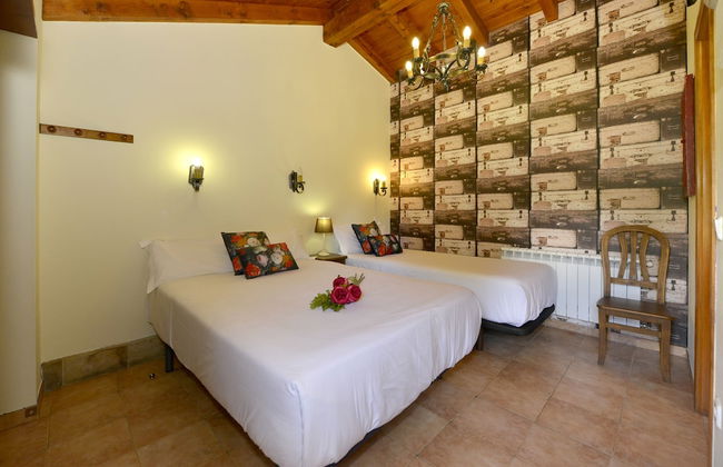 Piscina climatizada y cubierta 365 dias en Casa Rural con Encanto El Puentuco una de las casas mas valoradas de Cantabria - Foto 12