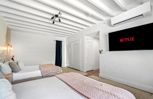 Deluxe Waterfront Villa with BBQ, Pool and Game Room - Photo 20