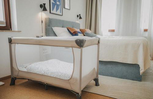 JOBOSTAYS - LINDEN Family Apartment Oldenburg - sehr geräumig 110m2 - Terrasse mit Gartenblick - voll ausgestattete Küche - 2 Bäder - Babybett - 10 Min zu Fuß zum Bahnhof - kostenloses WLAN - Parkplatz - kontaktfreier Check-In - Photo 10