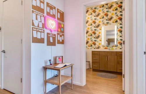 Stylish downtown condo w/ pool & parking - Foto 8