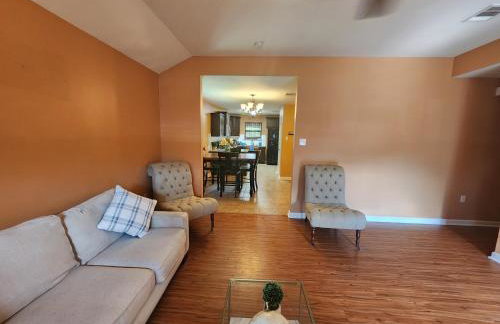 4BR 2BA Family Home On a Lake - Foto 16