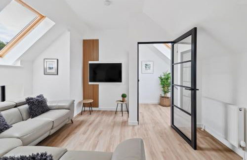 CORN FLOUR LODGE at PITKERRO MILL with HOT TUB 3 double bedrooms with TVs, 1 en-suite, 2 further bathrooms, fully equipped kitchen, large family dining area, FREE parking, WiFi, private garden, short, mid,longterm stays available with HONEYCOMB HOSTS - Photo 10