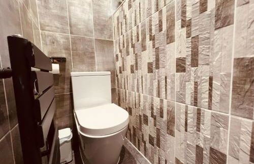 MODERN SUITES -5 Bedroom House- With FREE PARKING Birmingham city - Foto 42