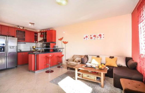 Two-Bedroom Apartment In Mravince - Photo 16