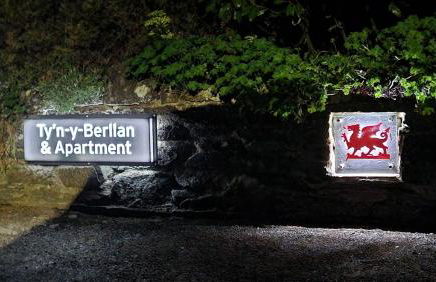 Modern and spacious 2 bedroom apartment with free parking - Photo 8