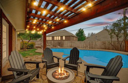 3-BD Backyard Oasis w Pool Patio Firepit - Foto 1
