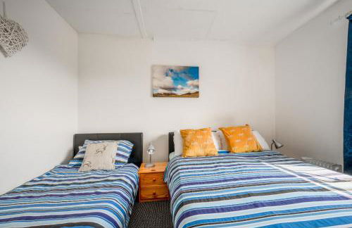 2 Bed Chalet - Sleeps 3 - River and mountain views - Foto 7