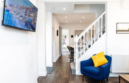 Beach Haven, Steps to Sand, Trails & Shops, Highly Rated 2-Bedroom House Minutes from Mumbles Beach with a Patio - Photo 14