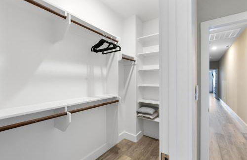 Stylish Townhouse with BBQ, Pool & Near Beach - Foto 28