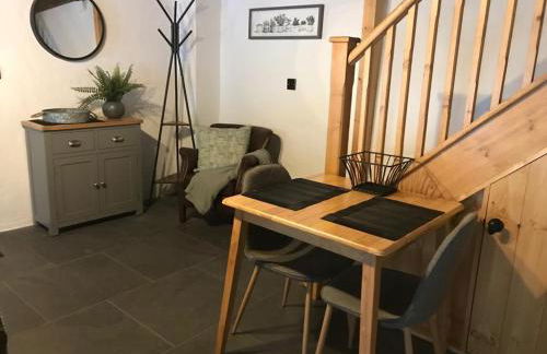 Listed One bedroom thatched cottage with garden - Photo 4