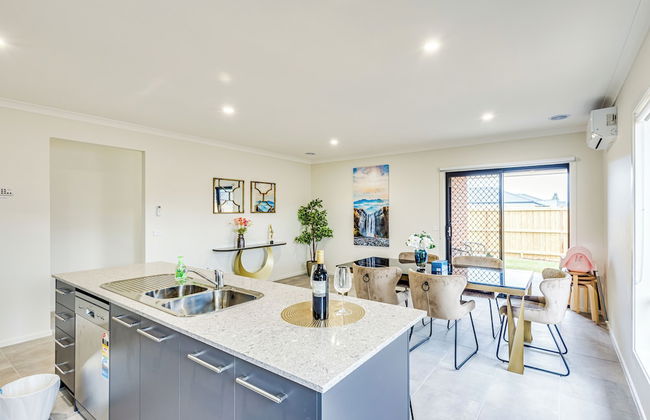 StayAU Charming 4BR Retreat Wyndham Vale - Foto 28