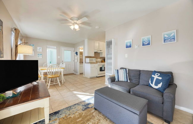 Steps to Beach w/ Patio+deck Foosball Happy Bottom Beach House by Avantstay - Foto 19