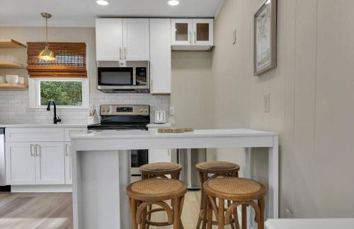 Coastal 3BD Bungalow One Block from Scenic Walkway - Foto 6