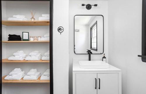 5BR 2BA Fun Family Home Sleeps 12 Pinball TVs 15m DT - Foto 6