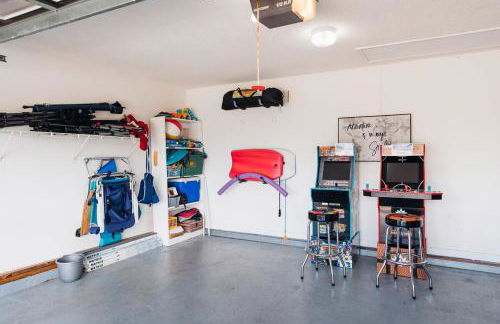 Golden Hour Getaway- Guest Favorite, 2 Min to Beach, Seasonal Pool & Arcade - Foto 65