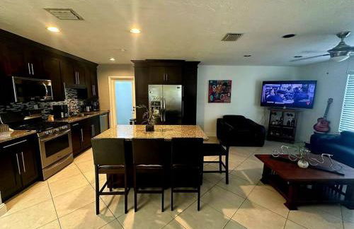 Heated Pool Private Duplex House, BBQ, Parking, WiFi - Foto 15