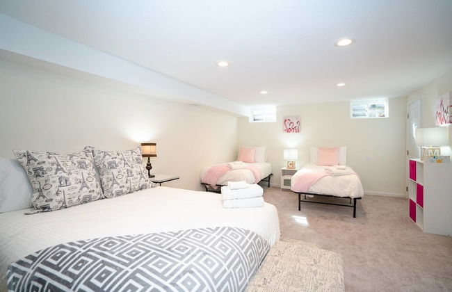 The Meadowlark Manor Spacious Backyard & Hot Tub - Photo 5