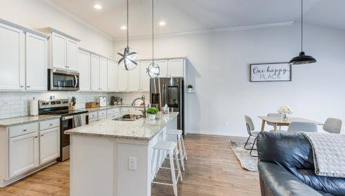 1 Mi to Lake Lanier Modern Home with Patio and Yard! - Foto 4