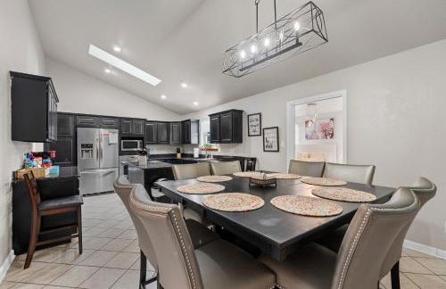 Pool, Hot Tub, Game Room & Sleeps 18! By StayLage - Foto 2