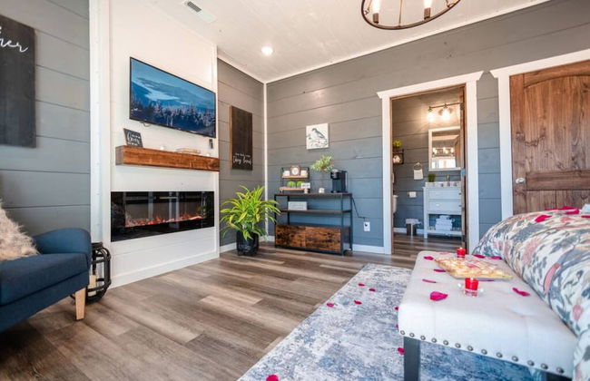 Romantic Cabin Retreat By Ghosal Luxury Lodging - Photo 5