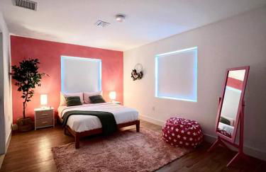 Super stylish 4 BR Home Steps from the Fun - Foto 37