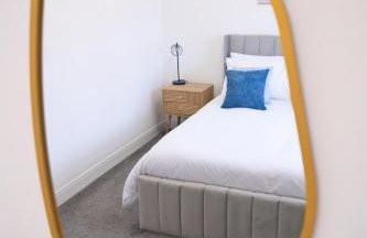 Westhoughton 3 Bedroom House - Free Parking - Photo 12