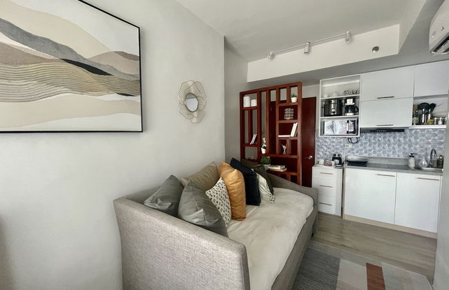 Mesavirre Bacolod | Elegantly Furnished 1BDM w/Balcony @ LOPEZ LUX. - Foto 29