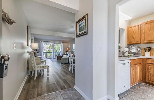 First Floor Condo - Walking distance to beach and pools! - Foto 5