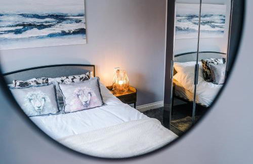 Beach Retreat with Hot Tub Sleeps 8 - Foto 21