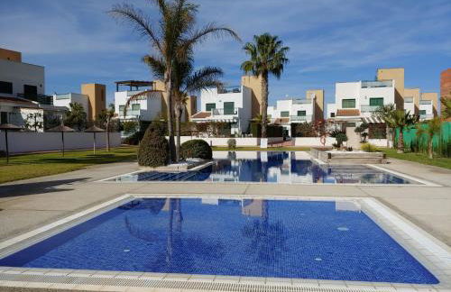 Three-bedroom holiday villa with magnificent pool next to the sea and golf courses - Photo 3