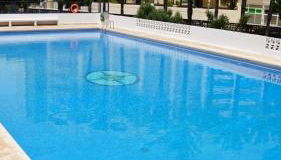 Apartamento en complejo residencial con piscina - Foto 2