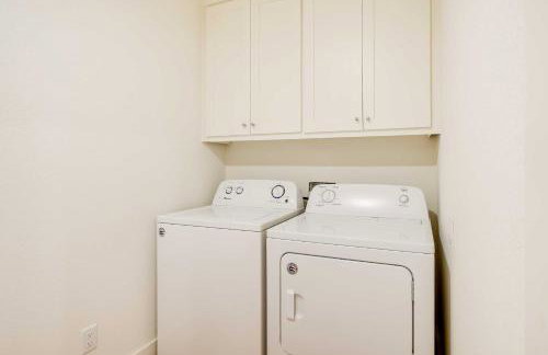 Spacious Home on Beaver Lake with Deck and Fire Pit! - Foto 24