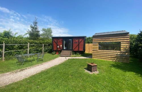 unique sheperds hut private hot tub, ensuite & kitchenette - Photo 5