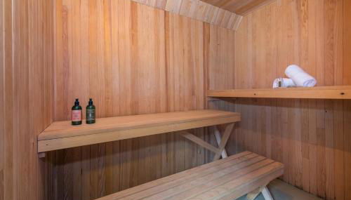 MontBlanc Alpine Ski & Sauna Retreat - Happy Rentals - Photo 4