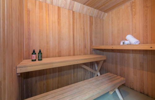 MontBlanc Alpine Ski & Sauna Retreat - Happy Rentals - Photo 4