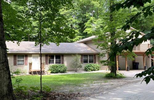 4 Bedroom/2 Bath Home 20 Acres of Woods - Hot Tub - Foto 1