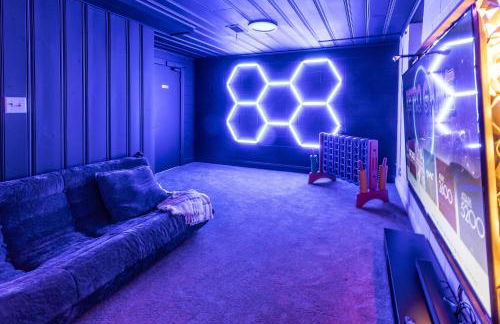 Family Retreat with Hot Tub, Game Room & Prime Location - Foto 8