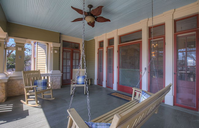 Beautiful and Unique Home With Fireplace and Pool! - Photo 39