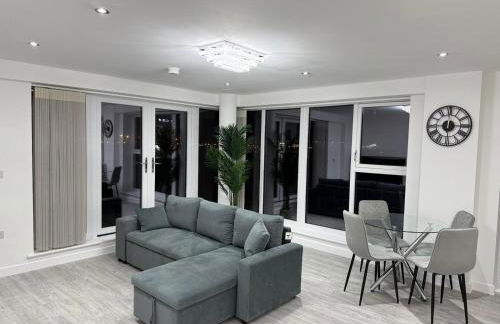 Serenity Waterfront 2 Bed Apartment - Foto 25