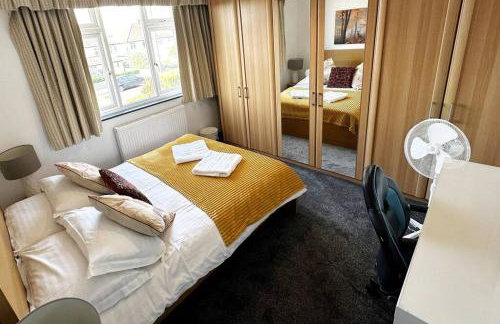 Green Haven Villa - 4BR Spacious House with Hot tub, Ample Parking, Air Condition, WIFI, Netflix, Patio & Garden - Foto 9