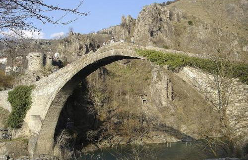 Small Town Apartment - Photo 20