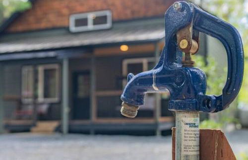 Luxe Chalet at Rainier Entrance with Hot Tub-AC-WiFi - Photo 17