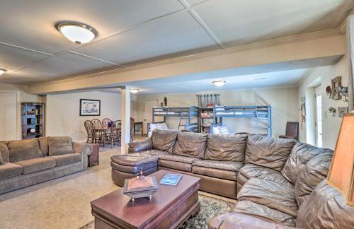 Renovated Riverfront Retreat with Deck and Grill! - Foto 12