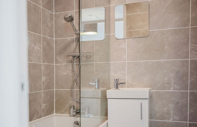 Corner House - Bright 2BD in Cheltenham - Photo 51