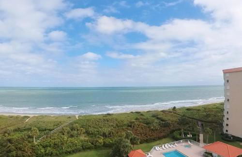 Oceanfront luxury at Hibiscus Breeze, charming 2/2 condo on North Hutchinson Island 3 Month Min - Photo 3