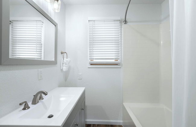 White Oak Landing Spacious 6 BDR w/ Boat Slip! - Photo 21