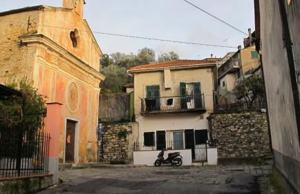 Ligurisches Rustico, umgeben von Olivenhainen am Dorfrand - Foto 8