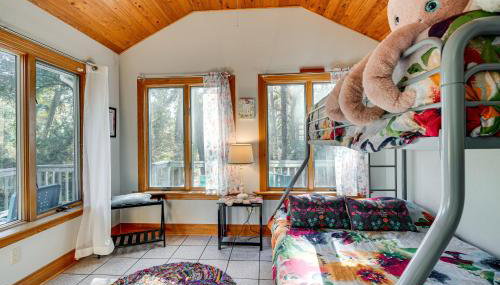 1 Mi to Beach Access Southern Shores Gem with Deck - Foto 2