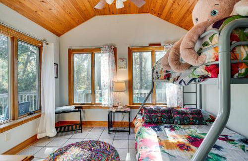 1 Mi to Beach Access Southern Shores Gem with Deck - Foto 2